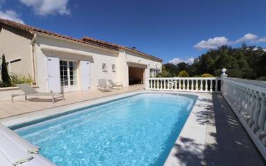 Cottage pour 7 personnes, avec jardin ainsi que vue et piscine à Méjannes-le-Clap