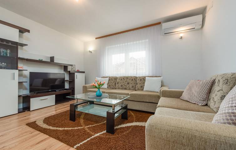 Ganze Ferienwohnung, Gemütliche Ferienwohnung mit Terrasse, Küche, WLAN und Parkplatz in Gračac, Zadar