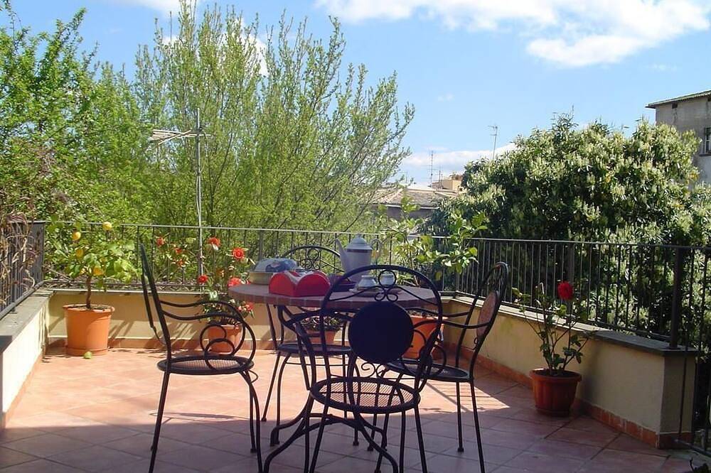 Entire apartment, Central Apartment with terrace over gardens in Orvieto, Terni Province