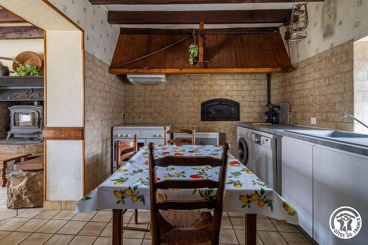 Encantadora casa rural con aparcamiento y wifi in Charbonnières-les-Vieilles, Parque Natural Regional Volcans d'Auvergne