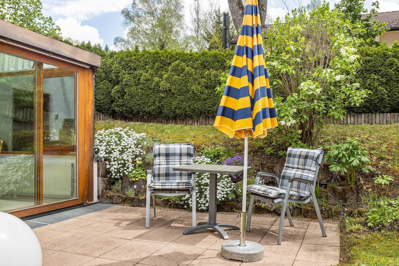 Ganze Wohnung, Ferienwohnung Wintergarten mit 3Weltencard, Wintergarten, Liegewiese & Wlan in der Nähe vom Solemar in Bad Dürrheim, Mittlerer Schwarzwald