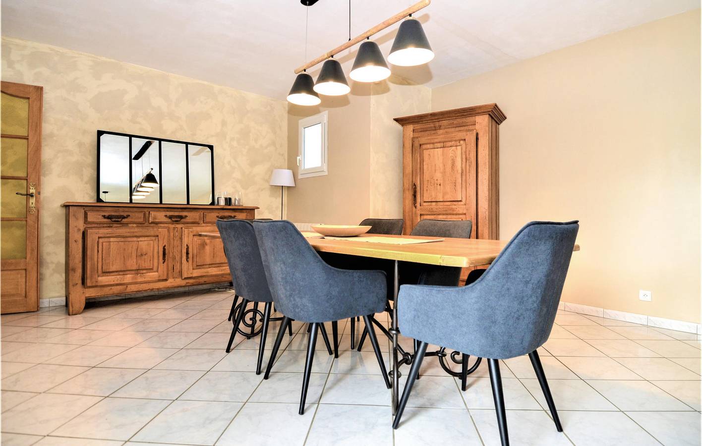 Appartement au bord de la piscine près du centre ville avec parking. in Saint-Geniès-de-Malgoirès, Région de Nîmes