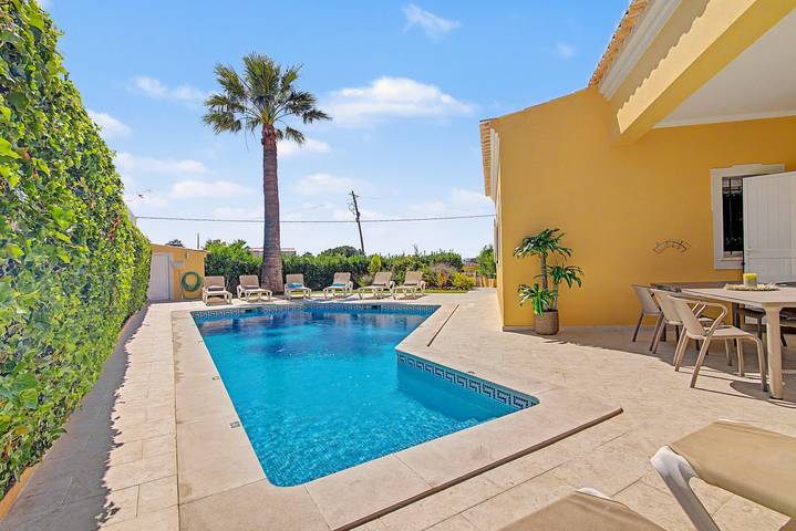 Villa Monte Galego. Private pool and garden. A space just for you.