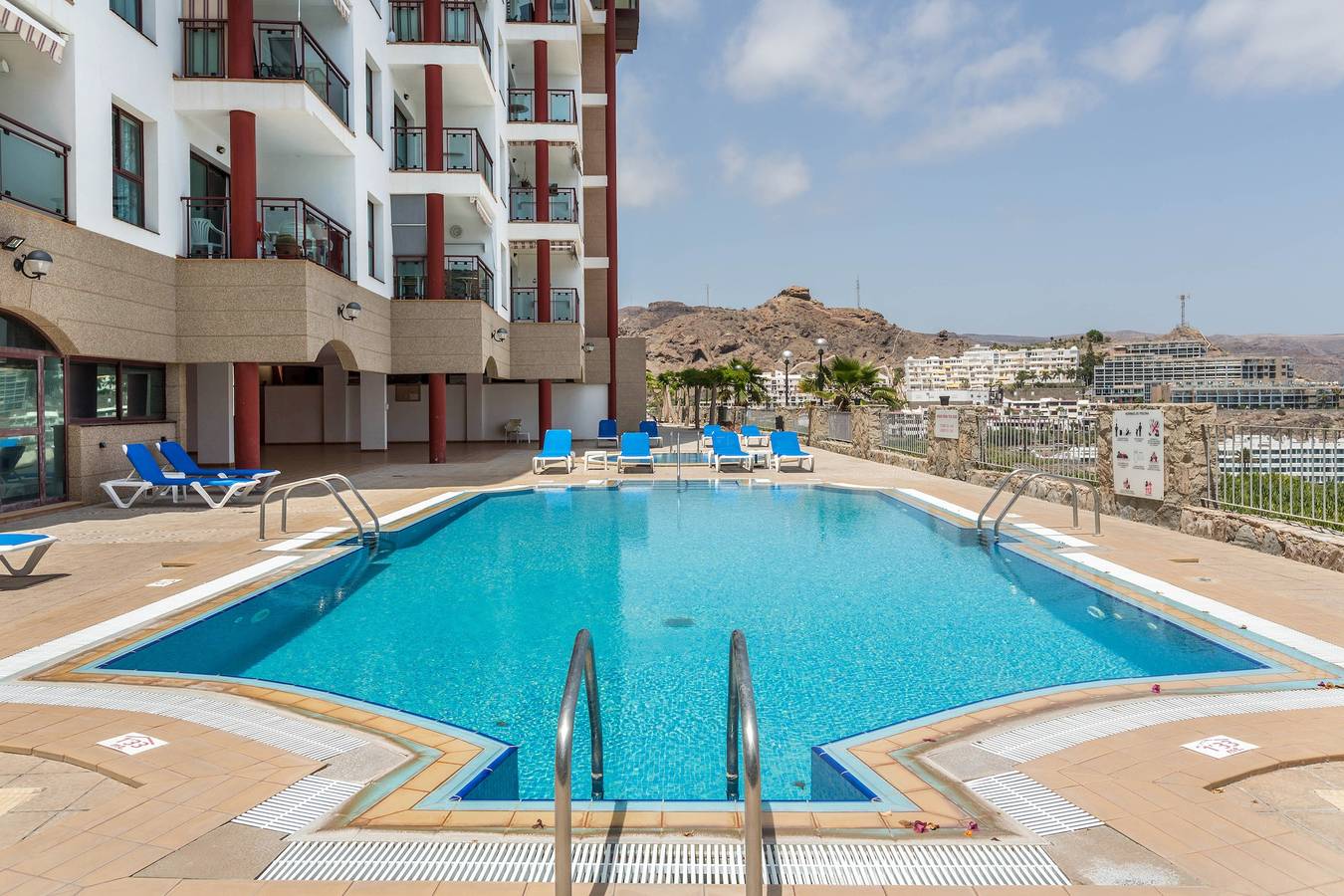 Apartamento inteiro, Alojamento de férias Su Eminência perto da praia com vista mar e piscina partilhada in Playa del Cura, Grã Canária (Sul)
