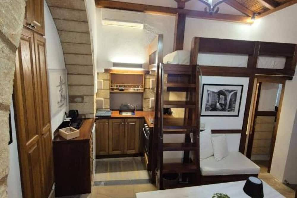 Ganze Wohnung, Charming Stay with Stunning Views -Petra– Monolithos Inn in Monemvasia, Peloponnes