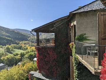 Gîte pour 8 personnes, avec vue ainsi que balcon et piscine, adapté aux familles à Llo