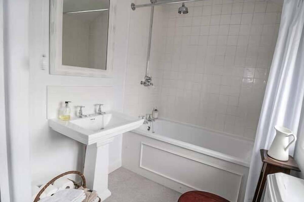 Rose Cottage, pet friendly, with open fire in Ashford-In-The-Water in Ashford in the Water, Derbyshire