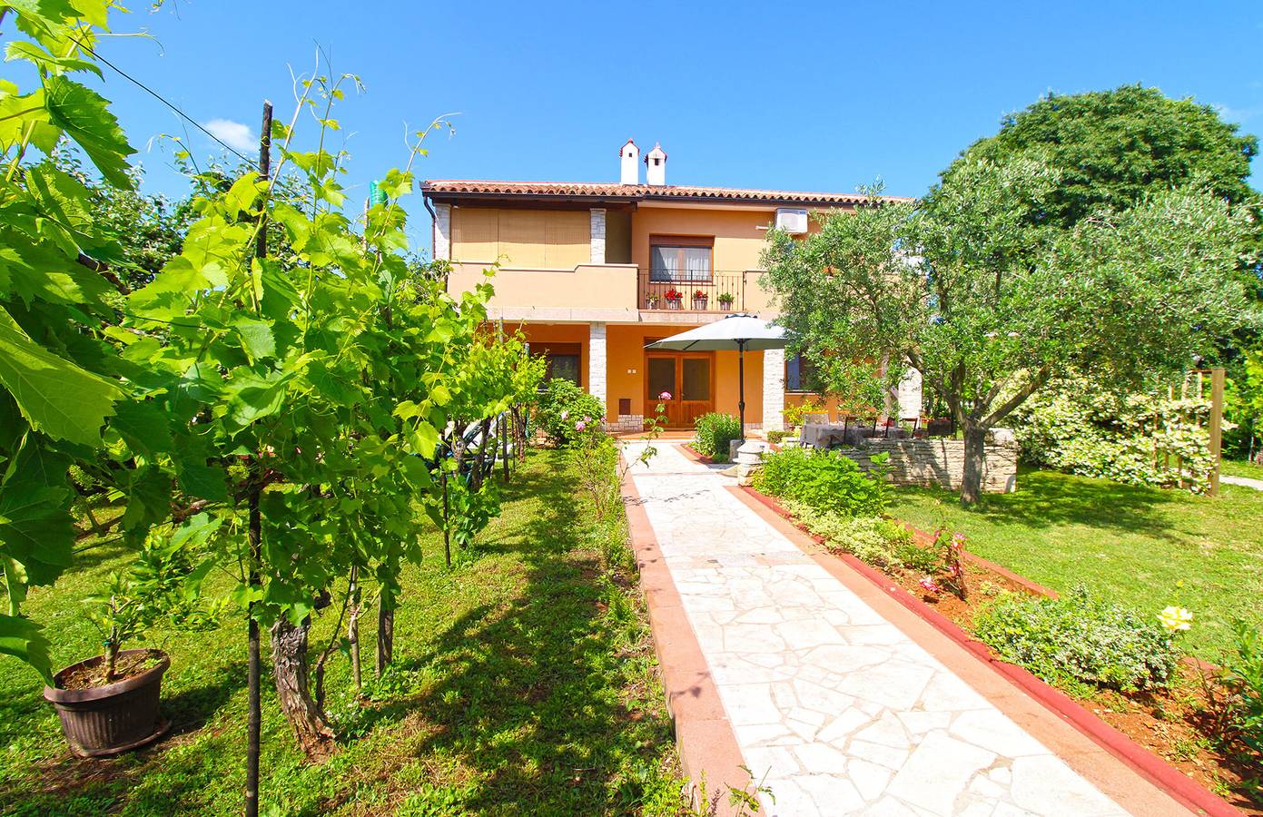 Ganze Wohnung, Ferienwohnung für 6 Personen mit Terrasse in Muntic, Südküste Istrien