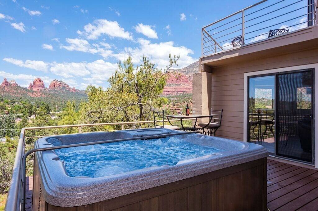 Uptown-Epic Views-Hot Tub-3 King Beds-Walk to Town in Sedona, Oak Creek Canyon