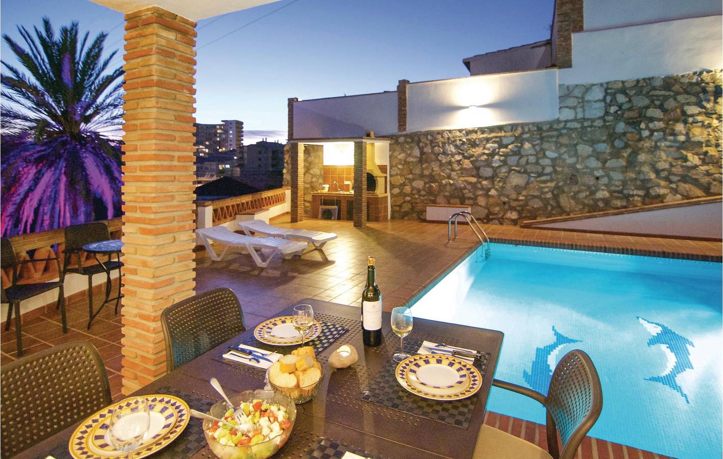 Entire holiday apartment, Luxury Apartment with Pool, Parking & AC - 1.5km to Beach in Fuengirola, Costa del Sol