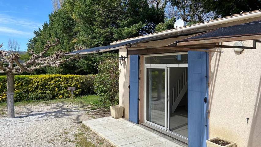 Gîte pour 2 personnes, avec vue et terrasse à Sénas - 3