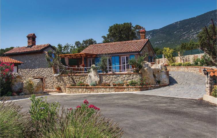 Gemütliche Ferienwohnung mit Meerblick, Terrasse, Parkplatz und WLAN – 1 km vom Strand entfernt in Nerezine, Lošinj (Kvarner Bucht)