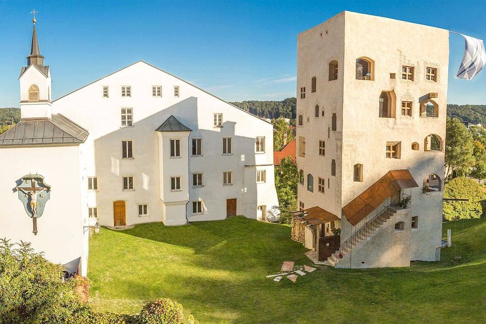 Ganze Wohnung, Ferienwohnung Herzogpalais im Turm zu Schloss Schedling nahe dem Chiemsee in Trostberg, Landkreis Traunstein