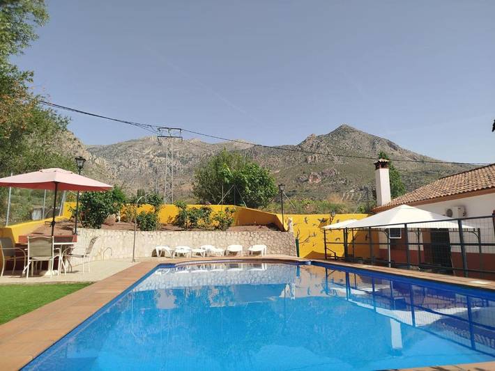 Casa rural para 4 personas, con jardín además de vistas y piscina en Huelma