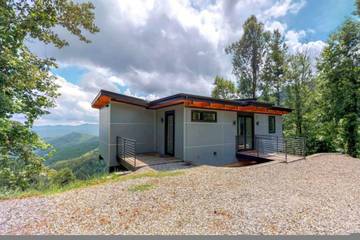 Log Cabin for 6 People in Haywood County, Photo 1