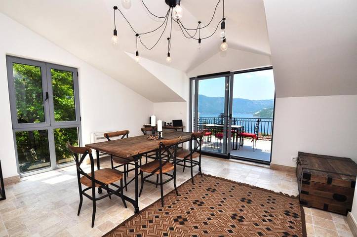 Gîte pour 6 personnes, avec vue ainsi que jardin et piscine, adapté aux familles dans Risan