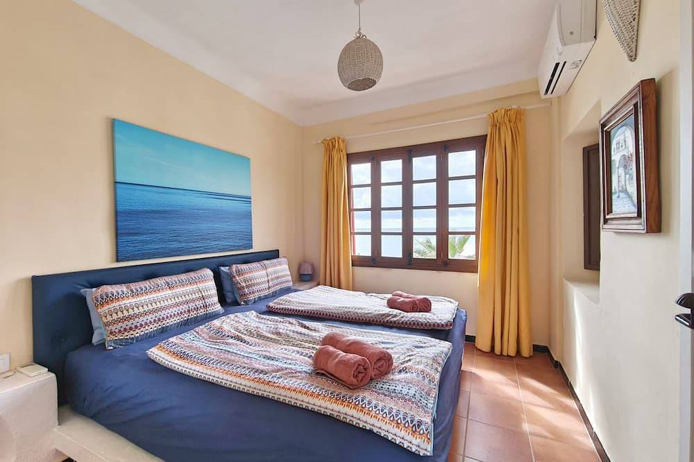 Entire apartment, Apartment with sea view for 2 people in Cala Fornells in Cala Fornells, Calvià