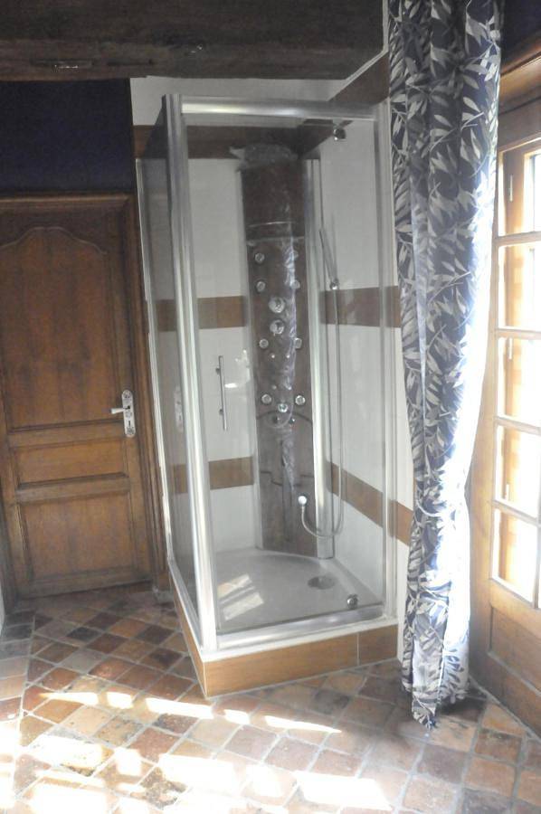 Large Double Room in Saint-Sauveur-d'Émalleville, Région du Havre