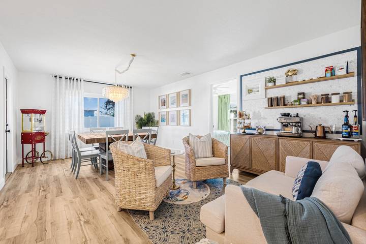 Vacation rental for 10 people, with yard and balcony, kid friendly in Manatee County