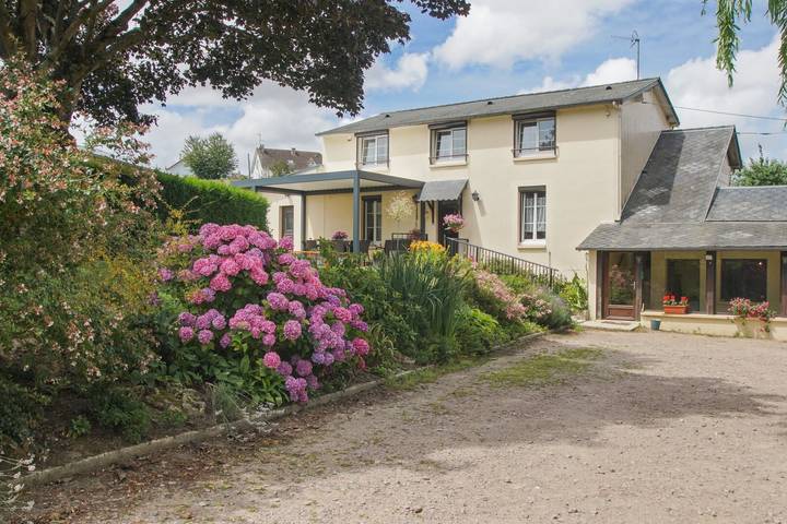 Guest Room 'Chambre Lecarpentier - Pensée' with Shared Terrace, Shared Garden and Wi-Fi in Saint-Philibert-de-la-Lézarde, Le Havre region