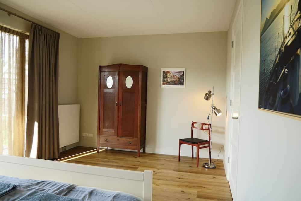 Modern huis met hoog terras & tuin aan privé vaarwater & aanlegsteiger in Stavoren, IJsselmeer
