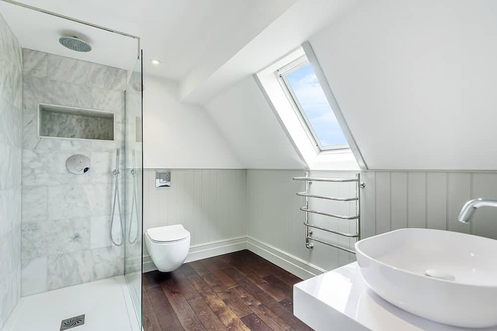 Ferienhaus-Luxus-Ensuite mit Dusche-Blick auf den Hof-Historic townhouse in Marlow, Chiltern Hills