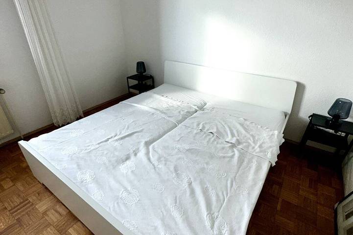Ganze Wohnung, Ganz Oben in Oberkassel - Neues Bad Neue Küche! - gerne auch längerfristig! in Düsseldorf, Düsseldorf und Umgebung