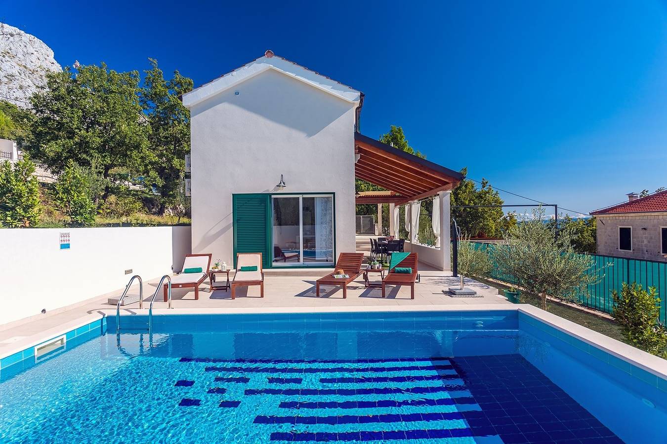 Meerblick Villa Lemaro, eine Villa mit 2 Schlafzimmern und 28 m2 privatem Pool in Krilo Jesenice in Jesenice, Split-Dalmatien