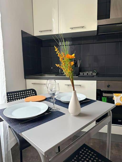 Appartement entier, L audacieux T2 proche gare Rer E in Villemomble, Seine-Saint-Denis