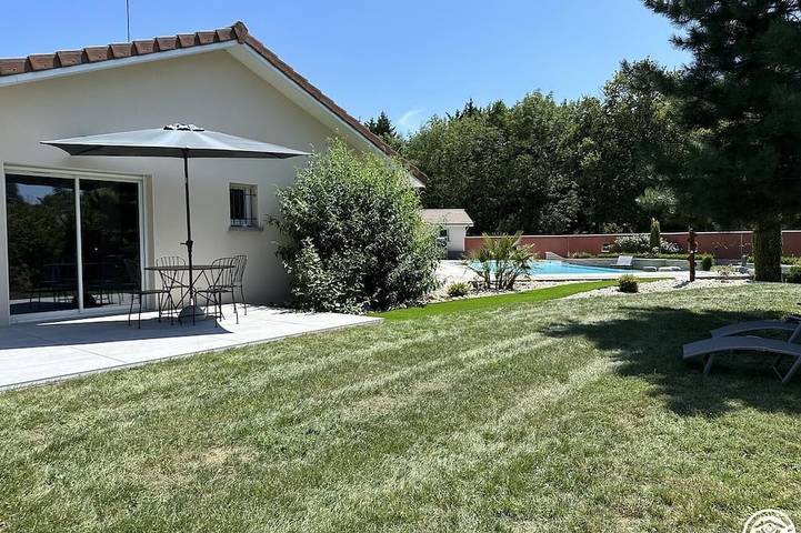 Location de vacances pour 4 personnes, avec jardin et piscine à Péronnas
