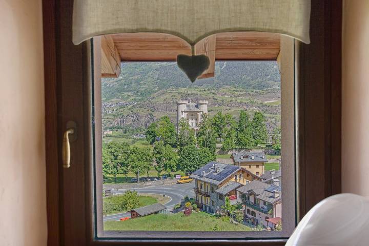 Appartamento intero, Appartamento 'La Maison De Deni - Vista Montagna' con vista sulle montagne, giardino privato e Wi-Fi in Aymavilles, Comune di Aymavilles