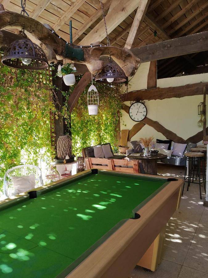 Gîte pour 6 personnes, avec piscine ainsi que vue et jardin, adapté aux familles à Montagrier