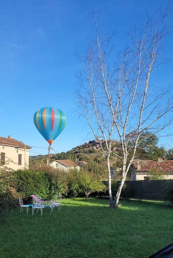Gîte pour 8 personnes, avec Terrasse ainsi que Jardin et Vue à Les Cabannes (Tarn)