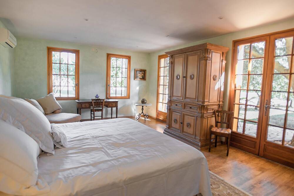 One-storey villa with enclosed garden and swimming pool in Sorgues, Vaucluse