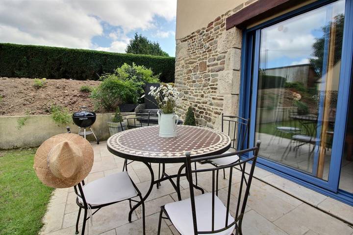 Gîte pour 4 personnes, avec terrasse ainsi que piscine et jardin à Plouasne - 3