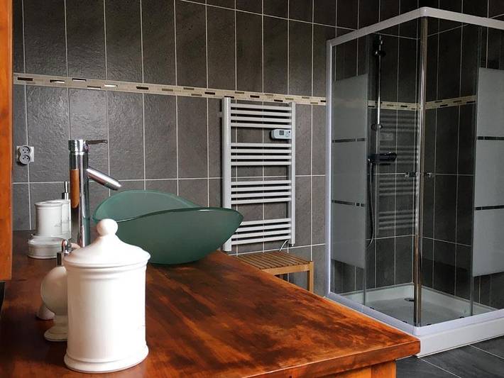 Location de vacances pour 12 personnes, avec vue ainsi que terrasse et piscine à La Celle-sous-Gouzon - 4