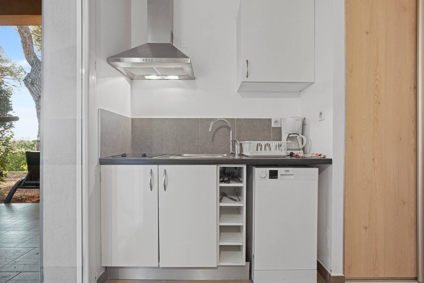 Entire studio, Studio "2 - Le Mas Du Soleil" with Sea View, Wi-Fi and Air Conditioning in Sainte-Maxime, Mediterranean Coast (France)