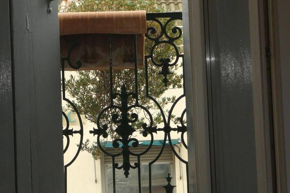 Deluxe Double Room with Balcony in Béziers, Côte d'Améthyste
