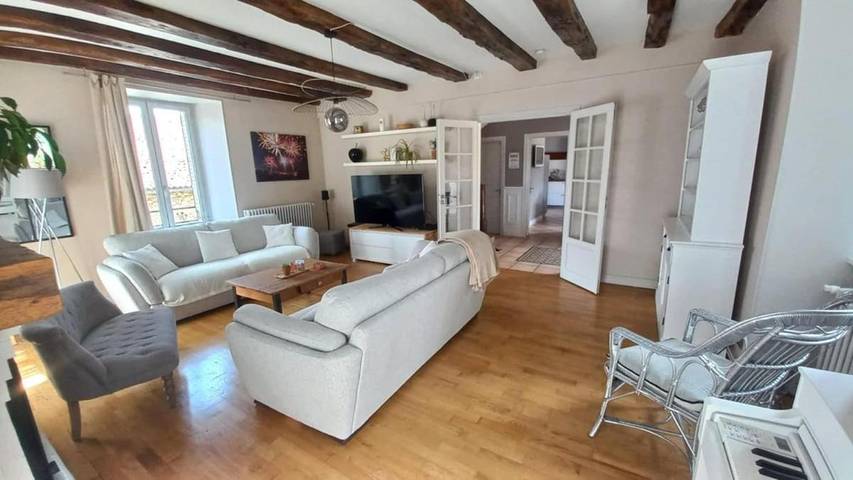 Location de vacances pour 12 personnes, avec Terrasse et Jardin ainsi que Piscine et Vue dans Jourgnac