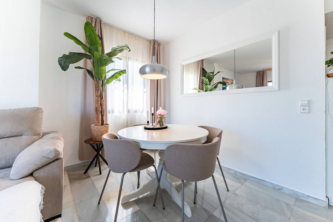 Ganze Wohnung, Sonnige 2-Zimmer-Wohnung mit Meerblick in Riviera del Sol – 8 Minuten vom Strand entfernt – Perfekt für Sonnenanbeter in La Cala de Mijas, Mijas