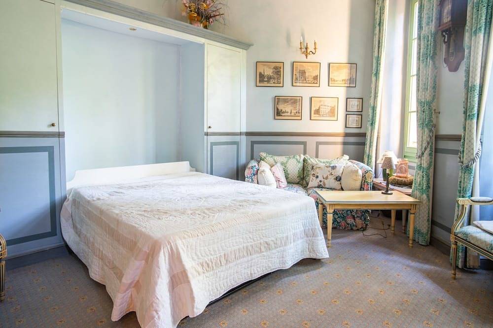 Entire apartment, Villa in Grimaud near Tennis Court & Pool in Montbrun-les-Bains, Nyons region