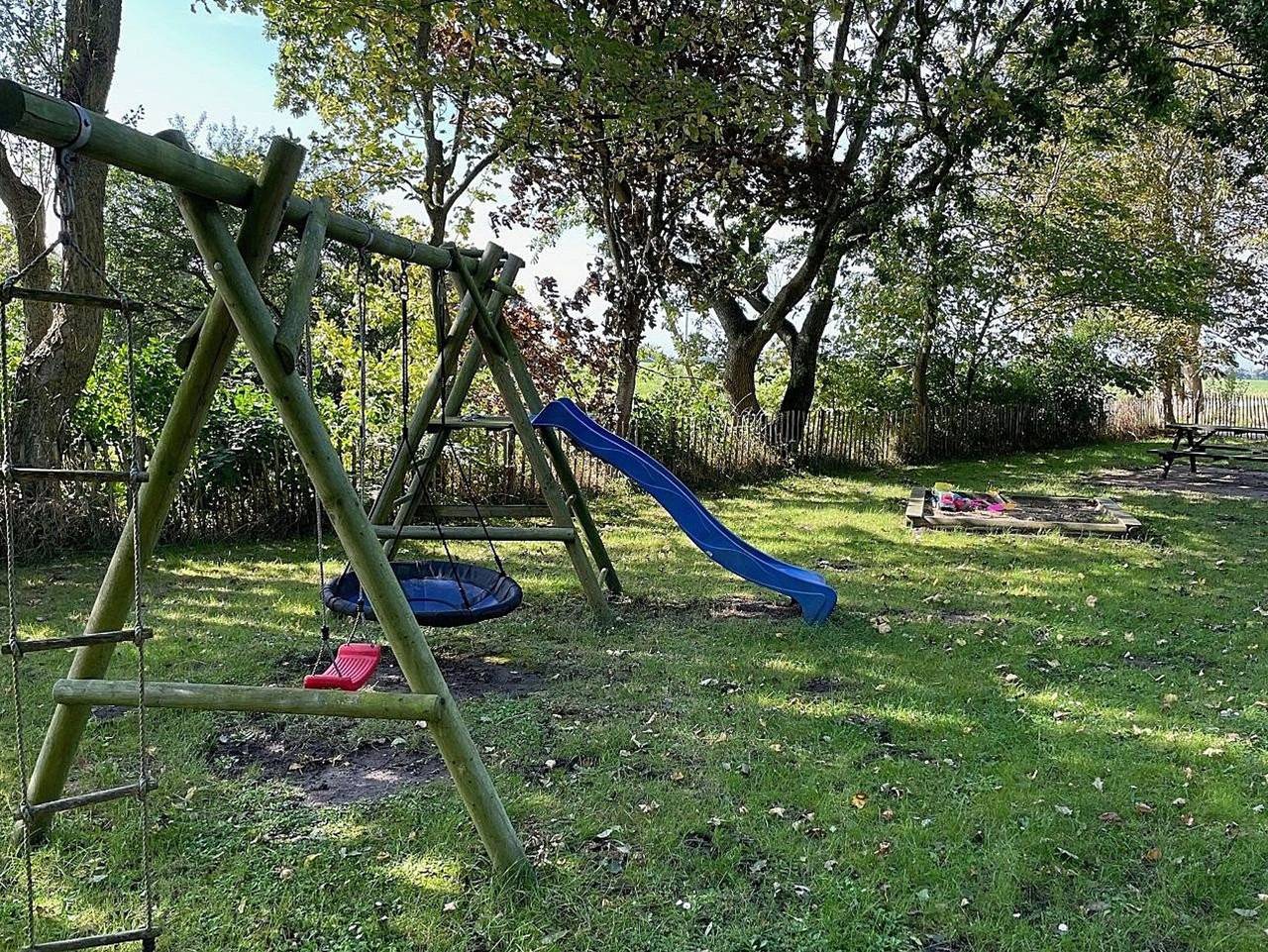 Großzügiges Ferienhaus mit großem Garten in Alleinlage - Großzügiges Ferienhaus in Alleinlage (Ht in Niebüll, Nordseeküste