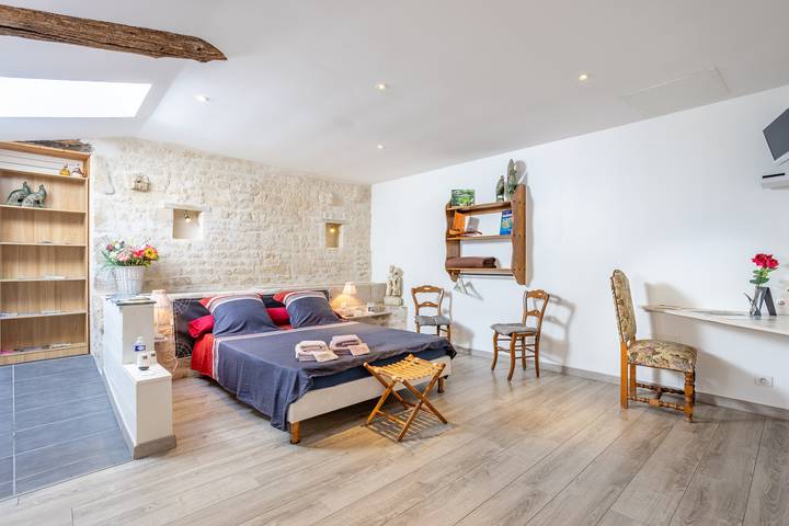 Guest Room "Chez Jacques - Océanide" with Private Terrace, Wi-Fi and Air Conditioning in Saint-Martin-de-Fraigneau, Fontenay-le-Comte