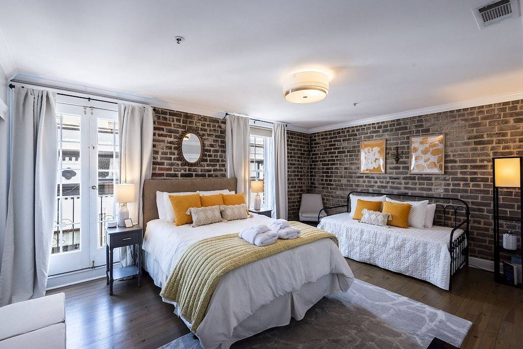 Ganze Wohnung, ☆ Historic Broughton St. Loft ☆ Mod-Industrial 2/2 w/View, Parking, Shuffleboard in Savannah, Chatham County