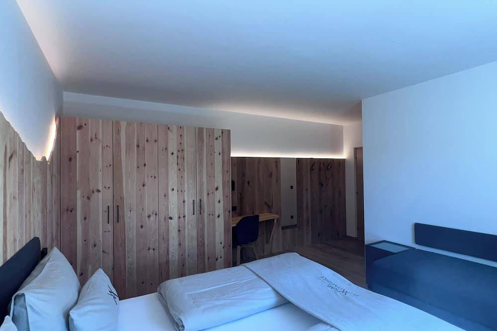 Geräumige Ferienwohnung im Alpin-Stil mit privatem Garten und Poolblick. in Viums, Natz-Schabs