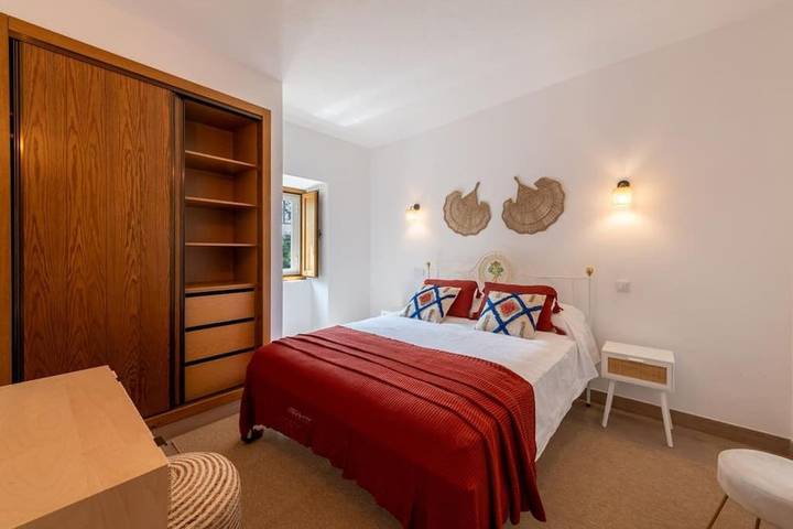 Location de vacances pour 4 personnes, avec jardin ainsi que vue et piscine dans Salir - 4