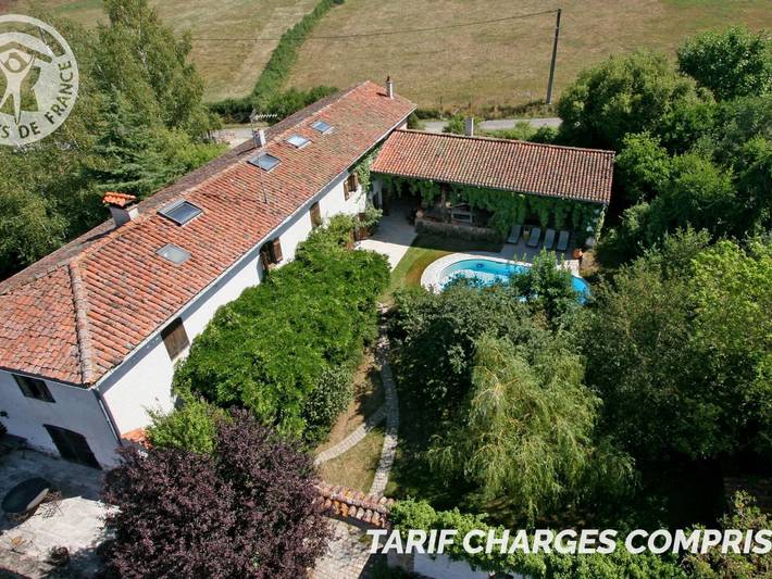 Gîte pour 13 personnes, avec terrasse ainsi que jardin et sauna à Essertines-en-Donzy