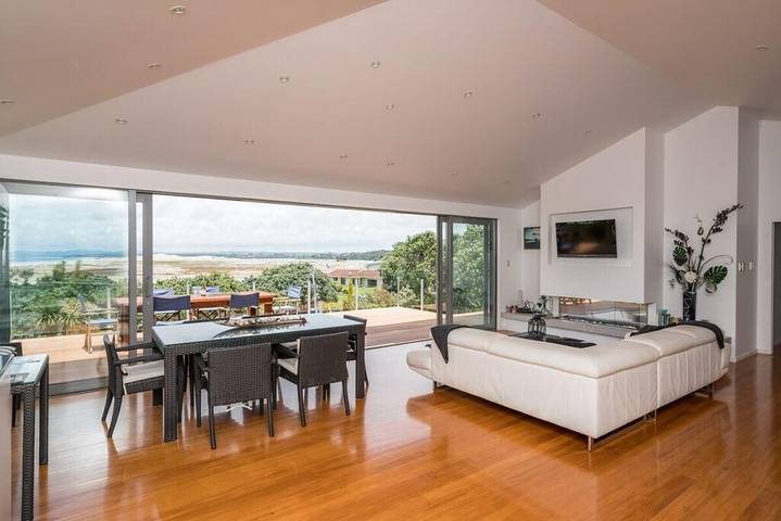 Holiday home for 10 people in Mangawhai