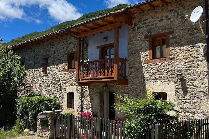 Gîte pour 12 personnes, avec Balcon et Jardin à Cistierna