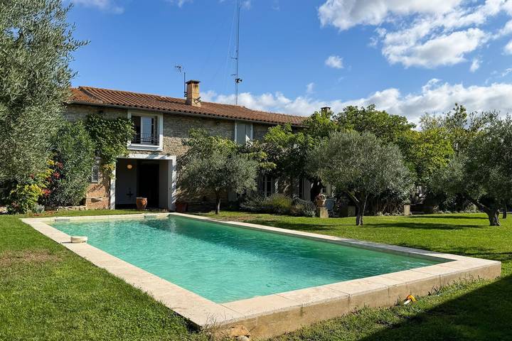 Location de vacances pour 8 personnes, avec terrasse et jardin, animaux acceptés à Laure-Minervois